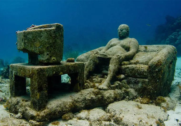 Diving into the Enchanting World: Mexicos Underwater Sculpture Museums